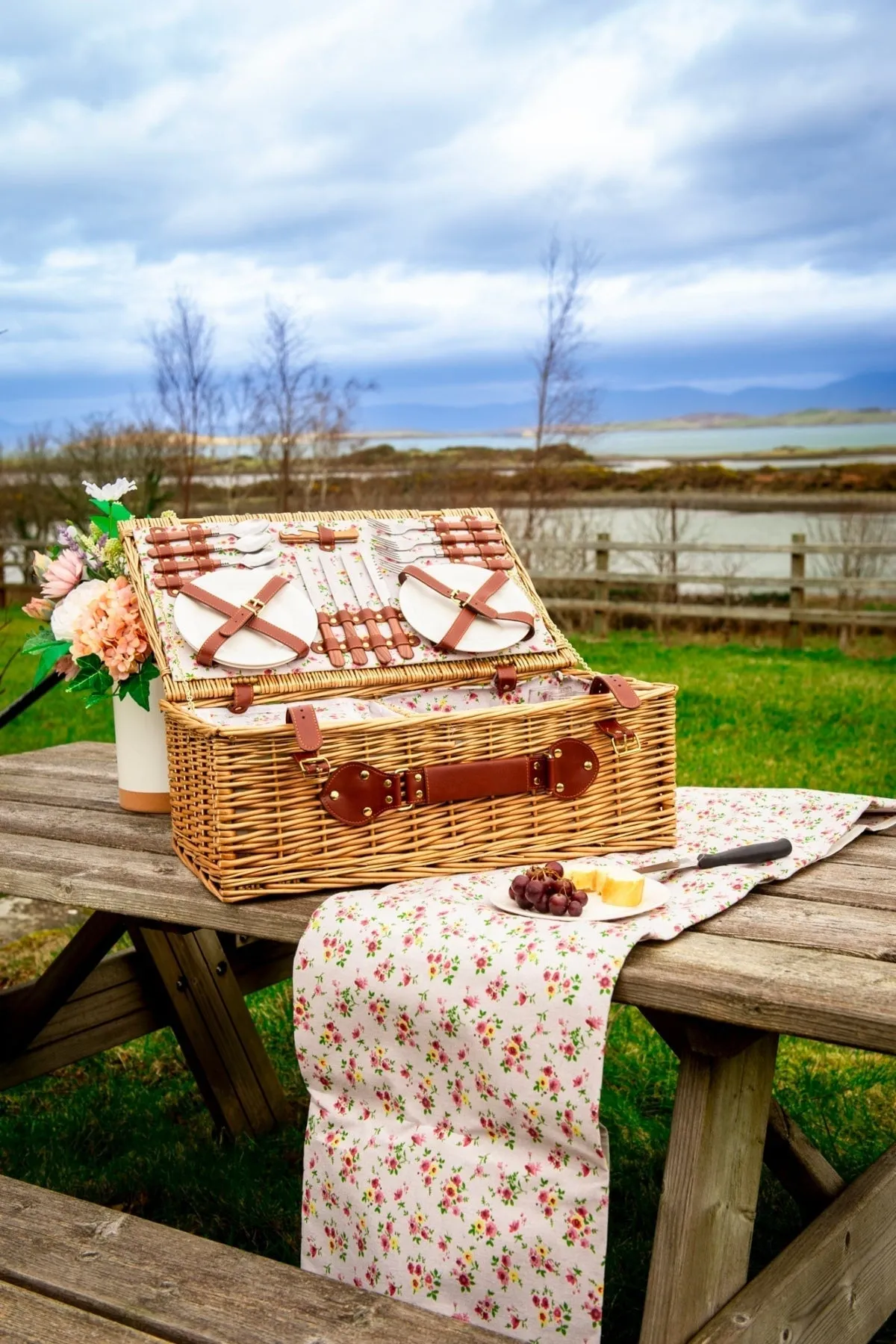 4 Person Natural Wicker Floral Picnic Basket