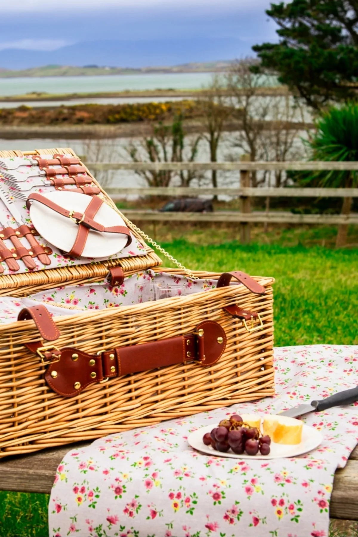 4 Person Natural Wicker Floral Picnic Basket