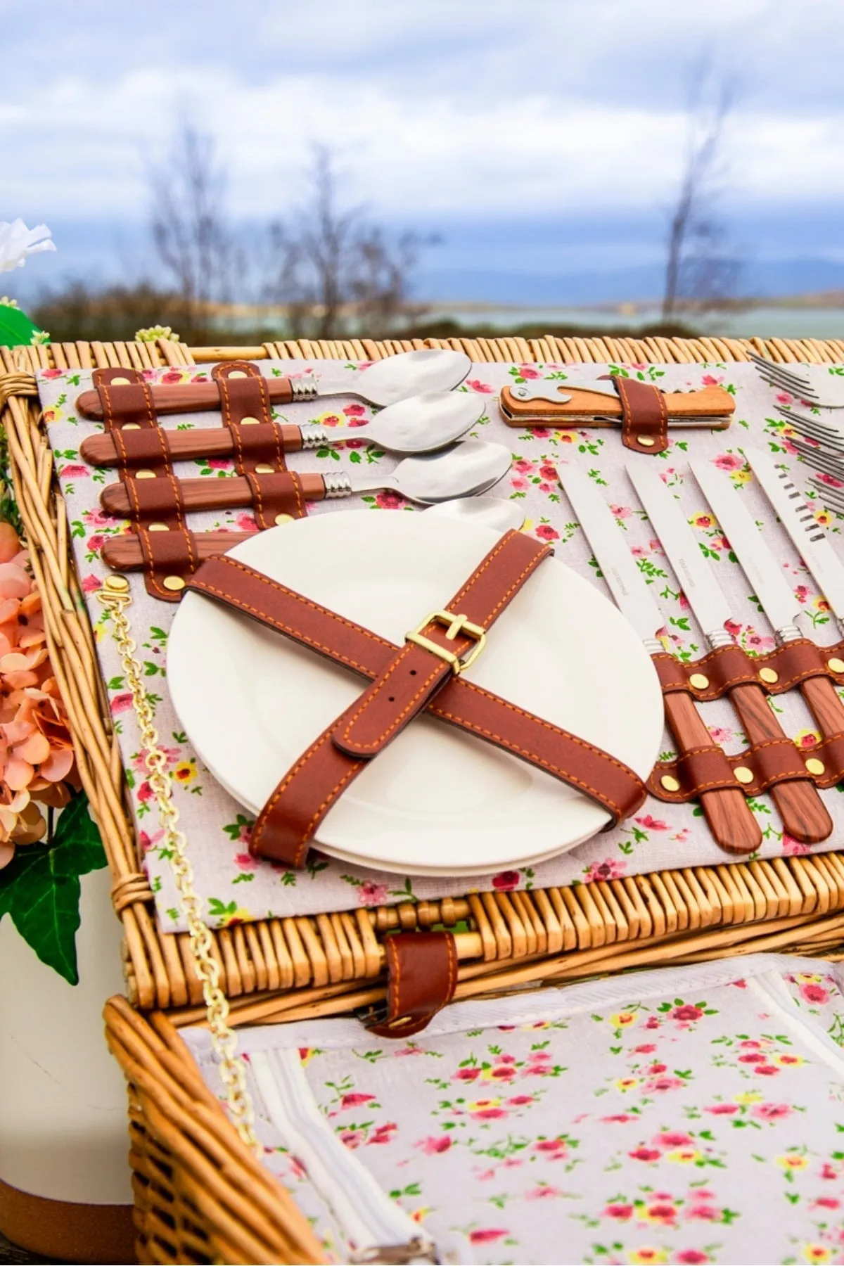 4 Person Natural Wicker Floral Picnic Basket