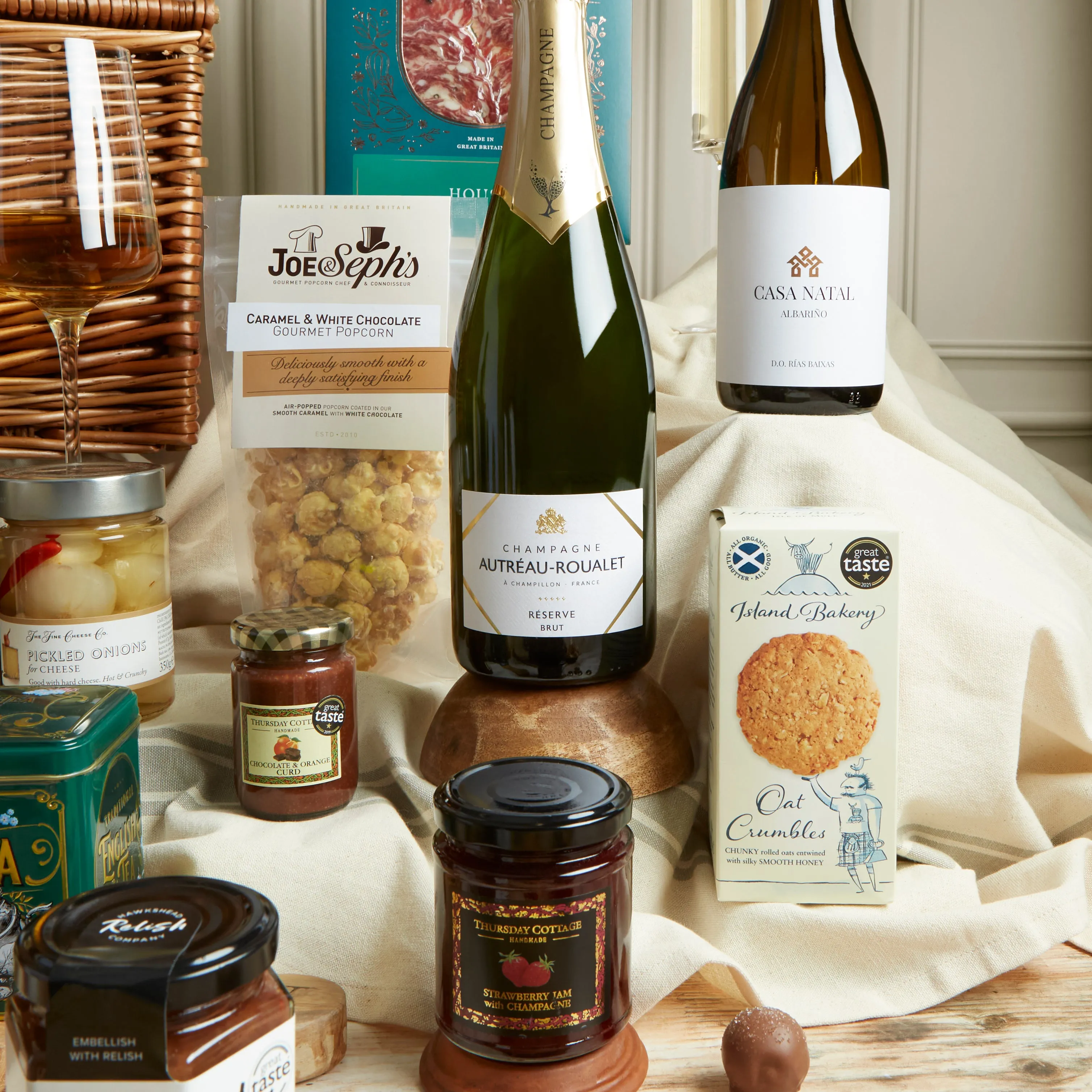 The Deluxe Food and Wine Hamper